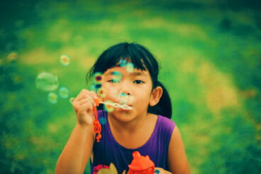 Kind mit Seifenblasen